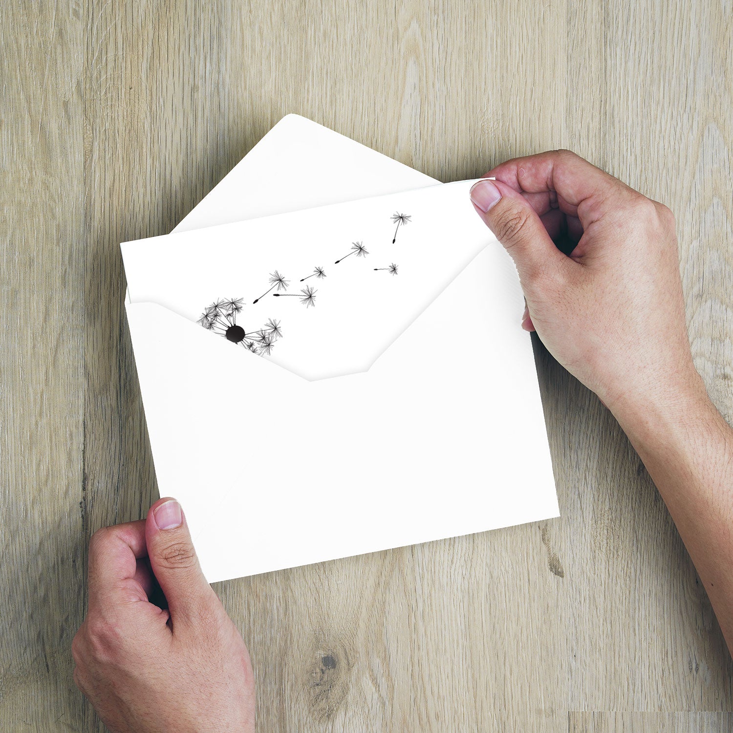 12er Set einfühlsame Trauerkarten Beileidskarten mit Briefumschlag und zartem Pusteblumenmotiv auf Holztisch.