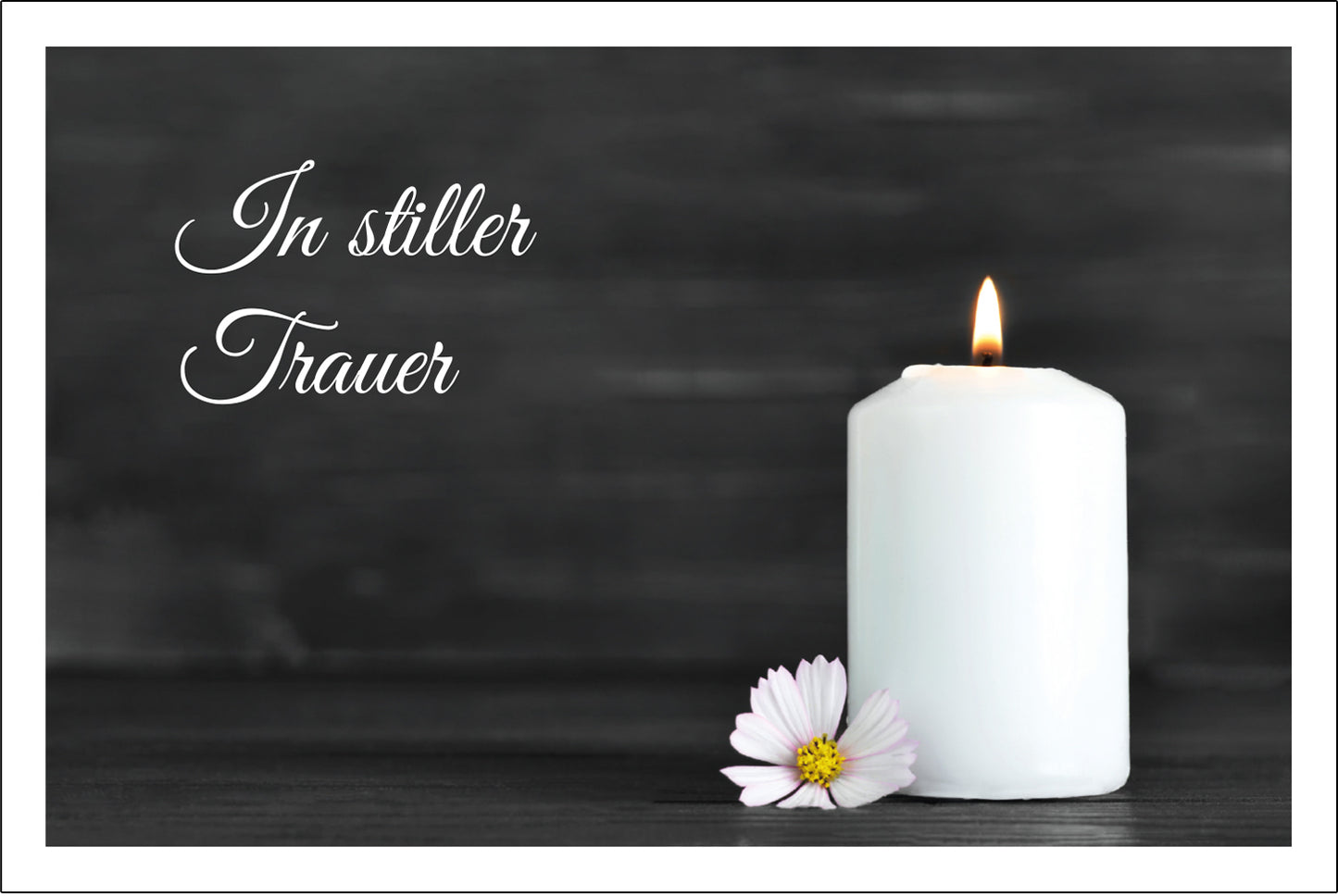 Hochwertige nachhaltige Trauerkarte mit Kerze und Blume, stilvolles Design, Text „In stiller Trauer“.