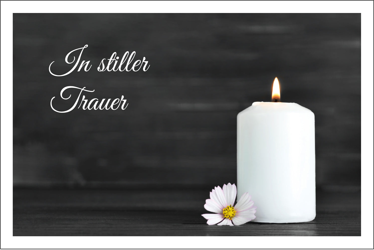 Hochwertige nachhaltige Trauerkarte mit Kerze und Blume, stilvolles Design, Text „In stiller Trauer“.