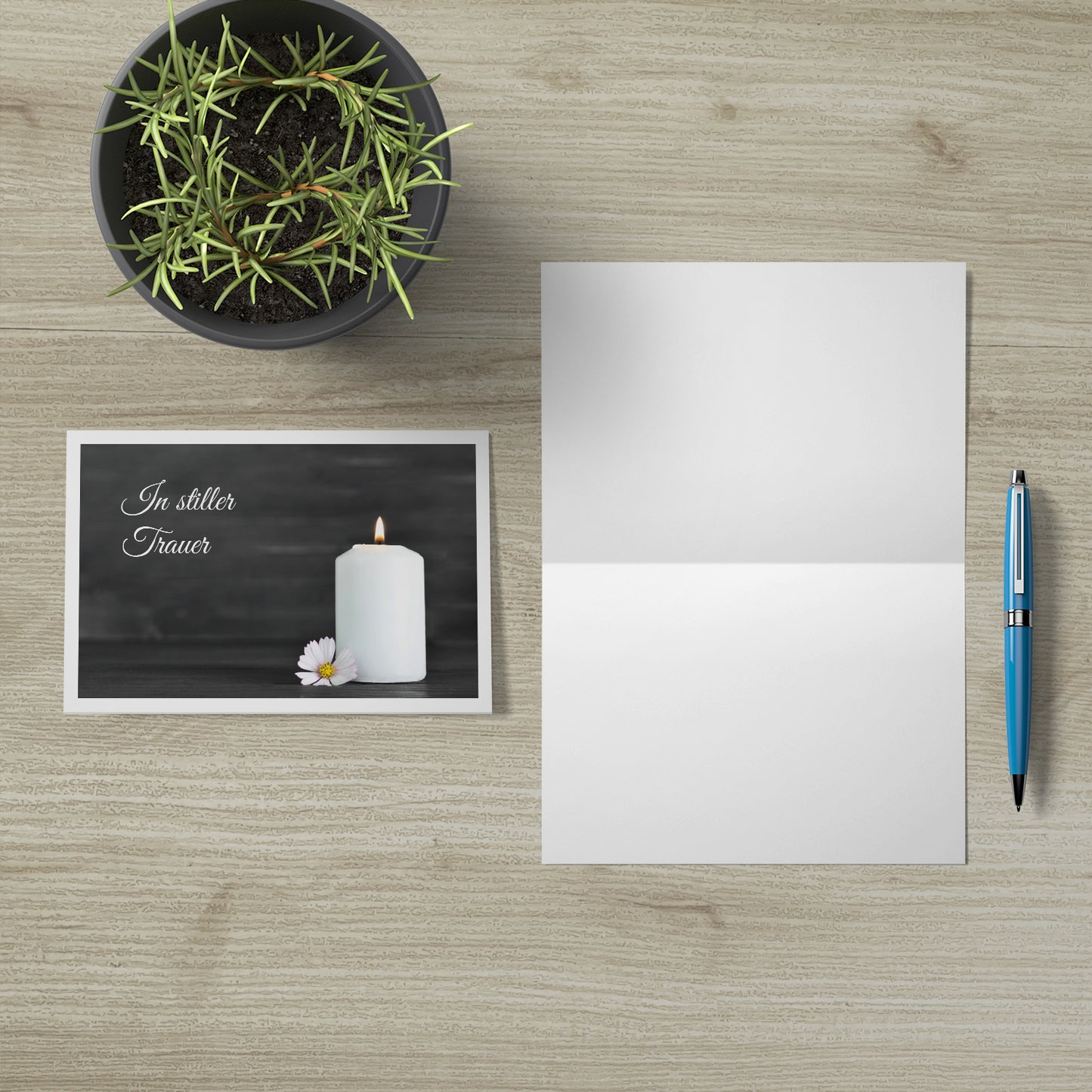 Zehn hochwertige, nachhaltig gefertigte Trauerkarten mit Kerzenmotiv und schlichter Typografie, dazu Umschläge.
