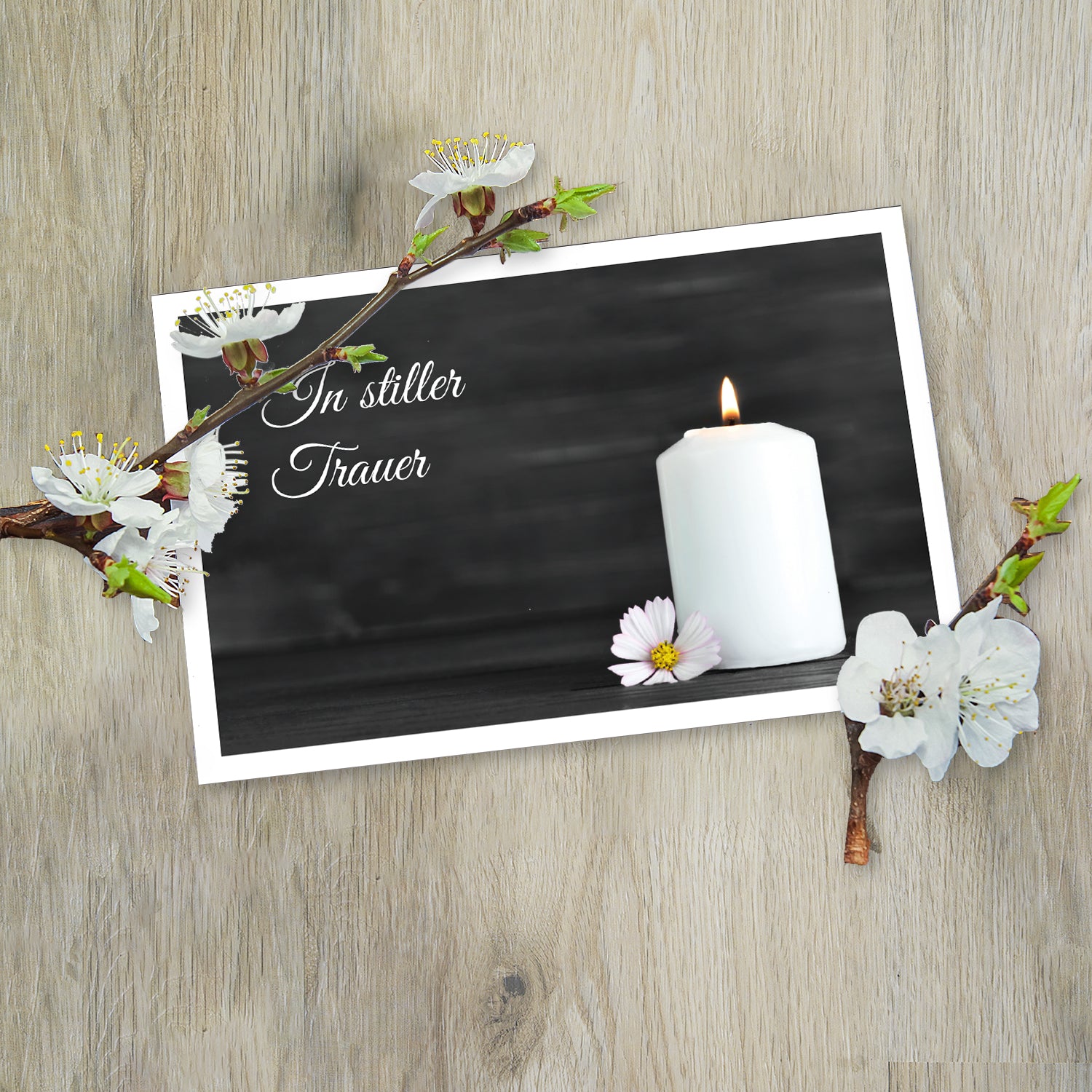 Hochwertige nachhaltige Trauerkarte mit brennender weißer Kerze und floralem Design auf dunklem Hintergrund.