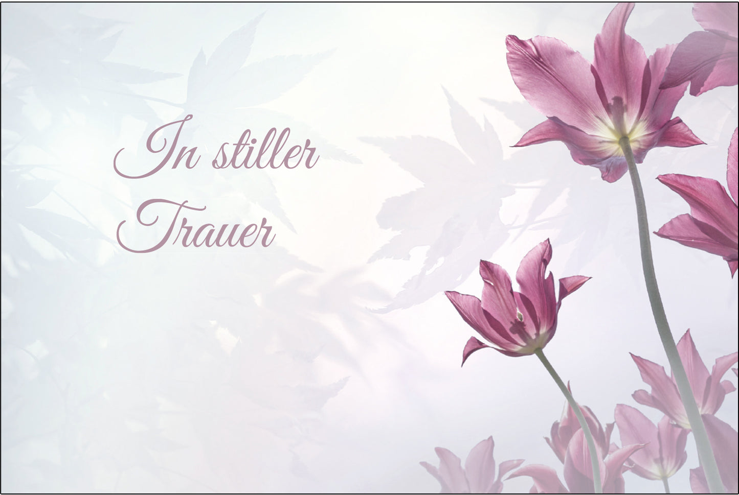 Trauerkarte mit lila Blumenmotiv und Schriftzug "In stiller Trauer", hochwertiges nachhaltiges Design.