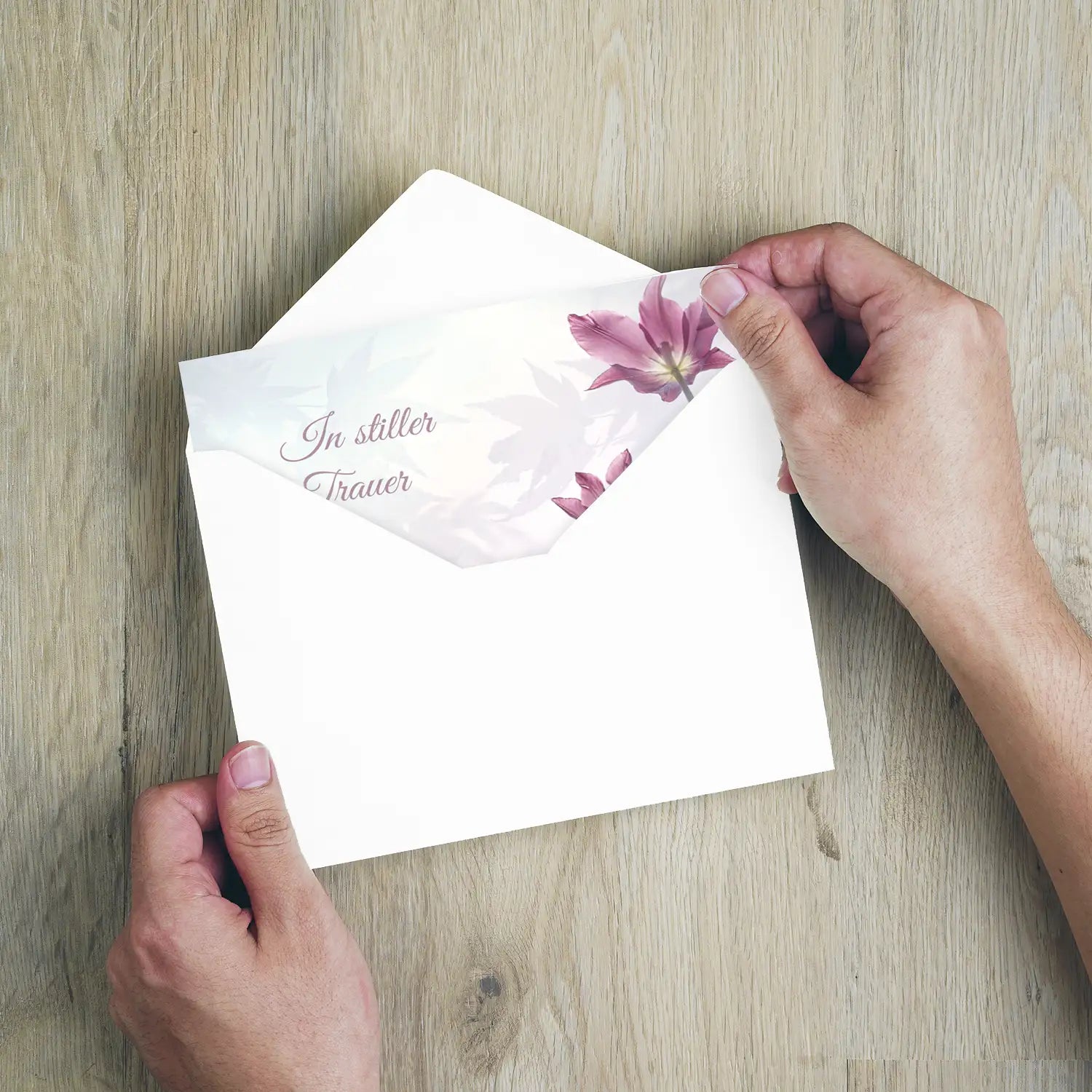 Hochwertige weiße Trauerkarte mit floralem Design und Spruch „In stiller Trauer“, nachhaltiges Papier.