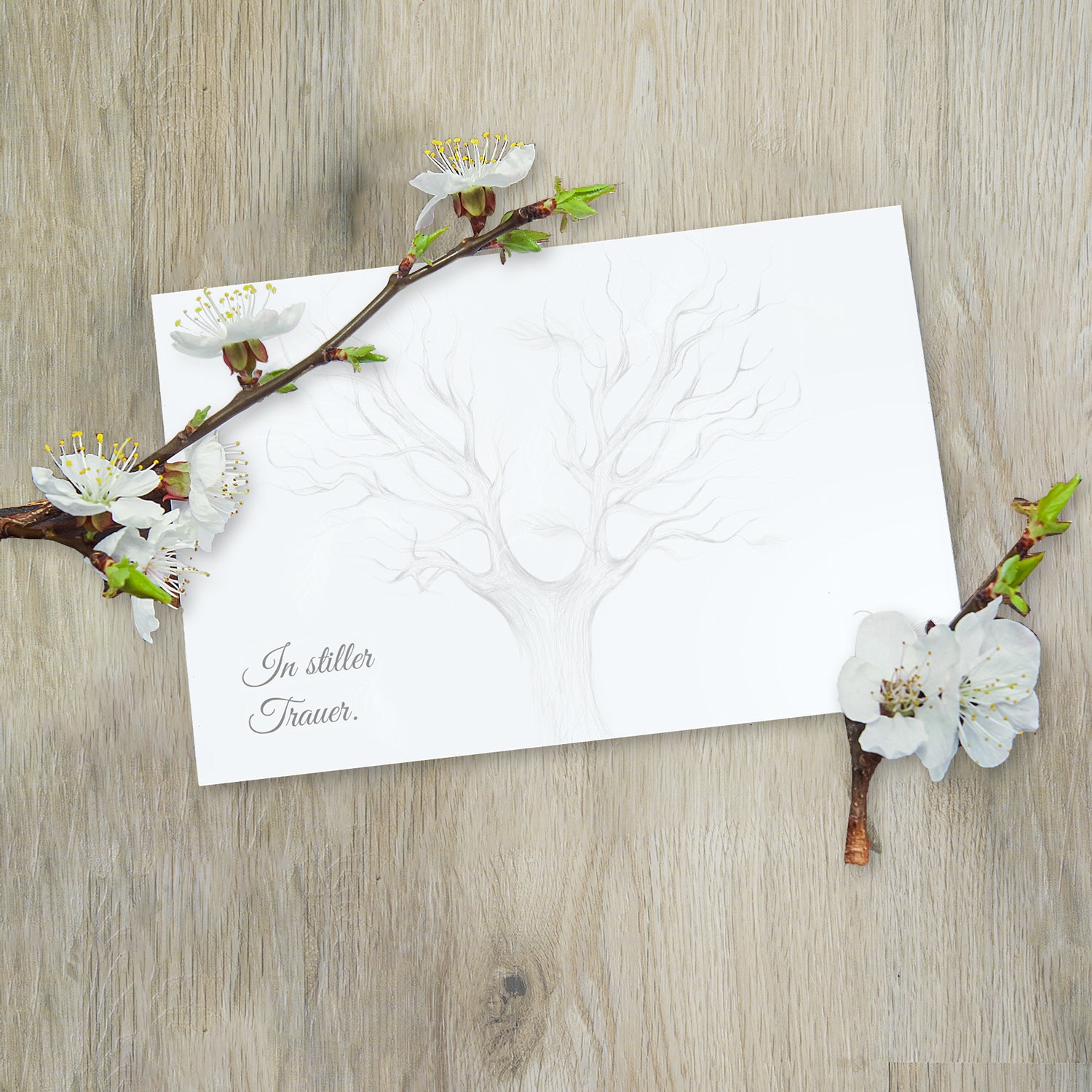 Hochwertige weiße Trauerkarte mit geprägtem Baumdesign und Spruch "In stiller Trauer" nachhaltig gefertigt.