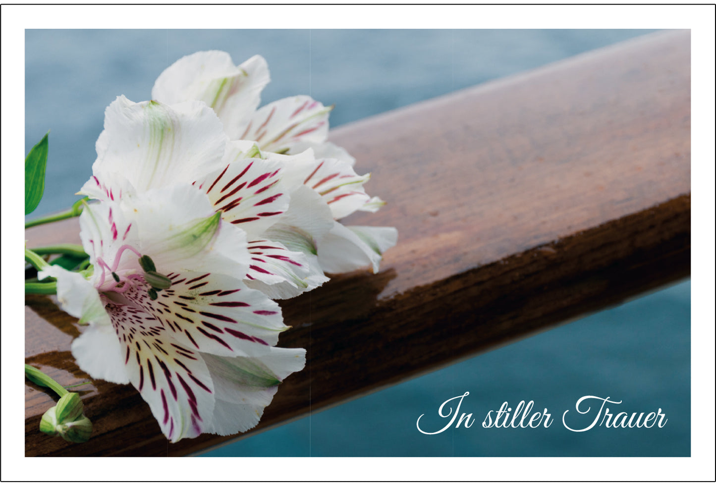 Nachhaltige hochwertige Trauerkarte mit Blütendesign und Schriftzug „In stiller Trauer“.