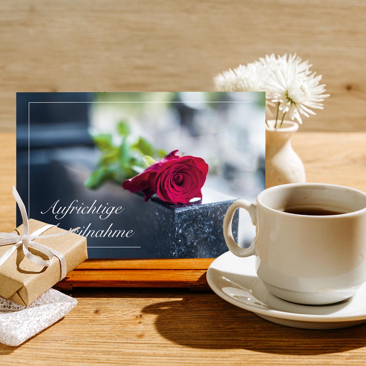 Hochwertige nachhaltige Trauerkarte mit Rosenbild und Schriftzug "Aufrichtige Anteilnahme".