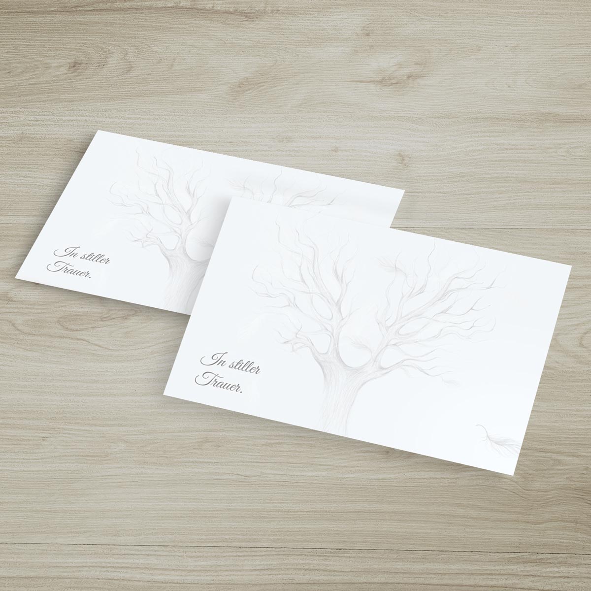 Zwei hochwertige, nachhaltig gestaltete Trauerkarten mit Baum-Design und einfühlsamem Spruch auf hellem Papier.