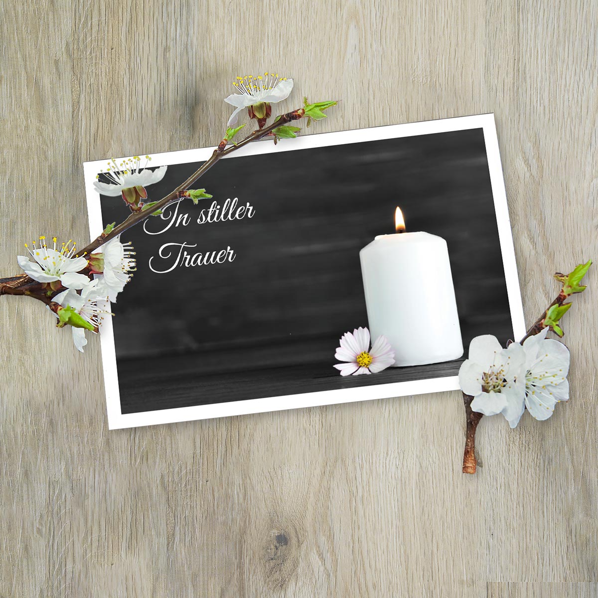 Hochwertige nachhaltige Trauerkarte mit weißer Kerze und floralem Design auf dunklem Hintergrund.