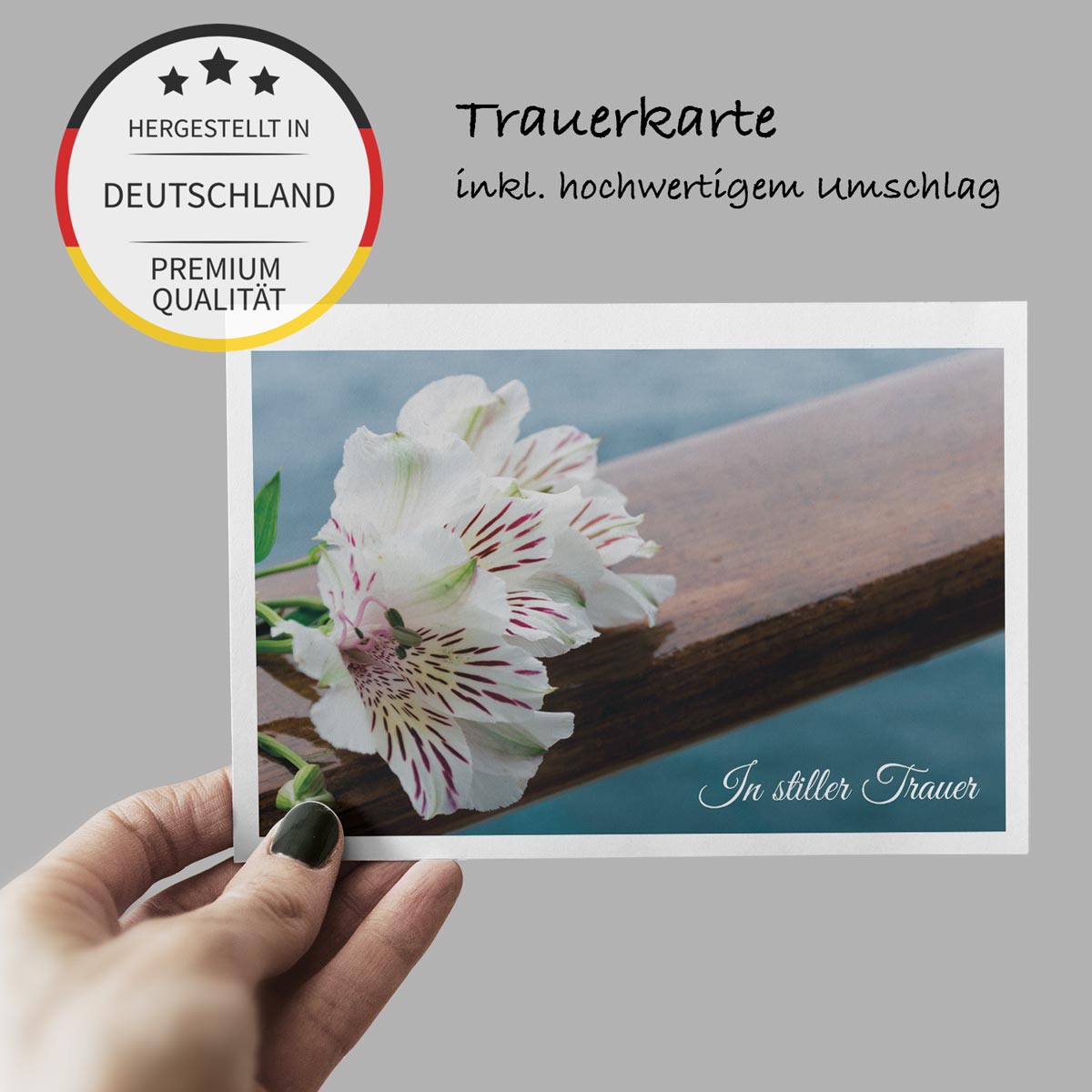 Trauerkarte mit weißer Blume auf Holz, hochwertiges nachhaltiges Design, inkl. Umschlag.