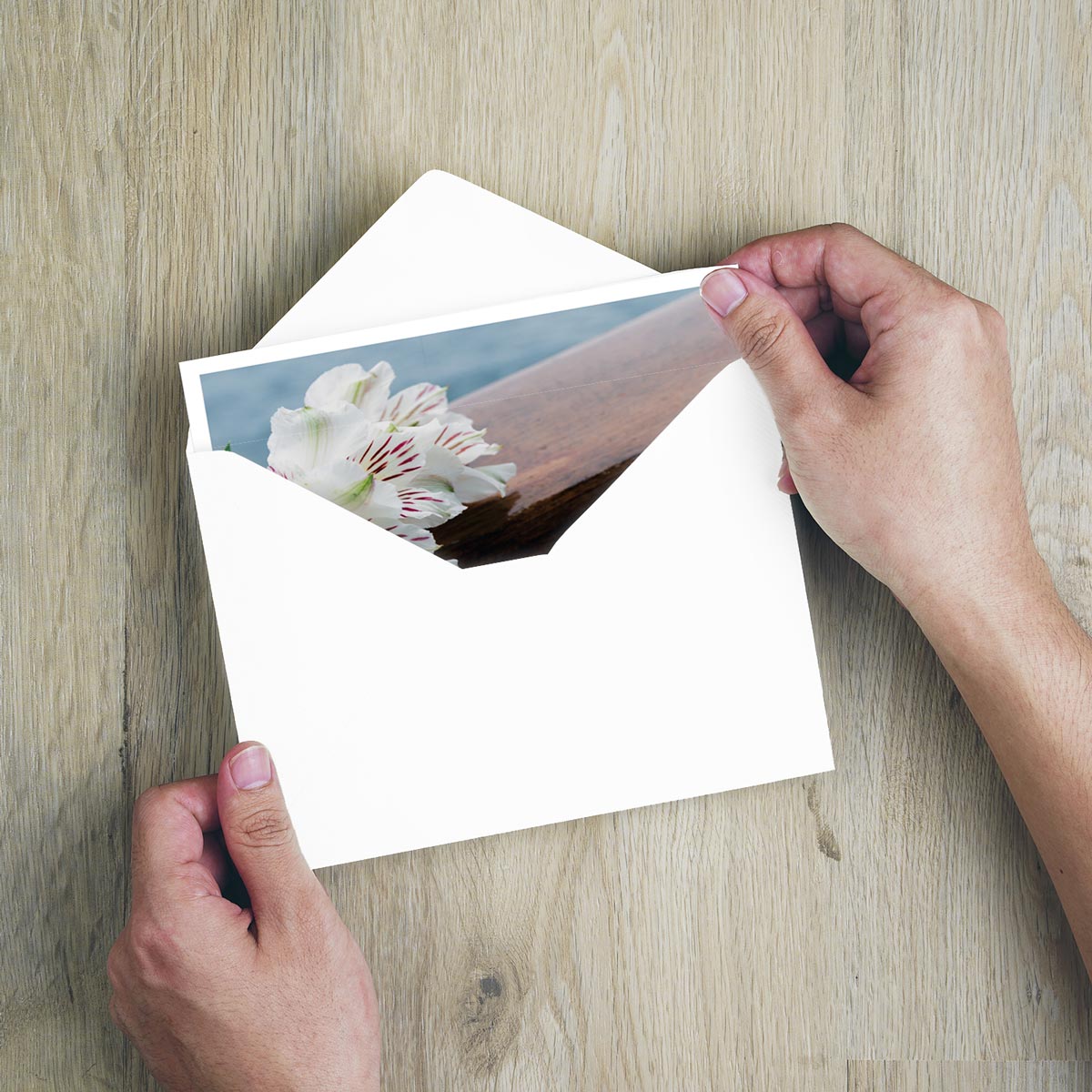 Nachhaltige, hochwertige Trauer-Danksagungskarten im eleganten Design mit Umschlägen, Floralmotiv sichtbar.