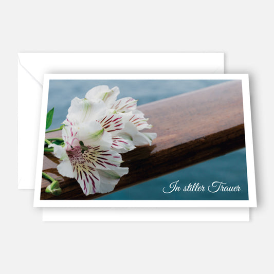 Hochwertige nachhaltige Trauerkarte mit eleganter Blütenaufnahme und Deisgn "In stiller Trauer" mit Umschlag.