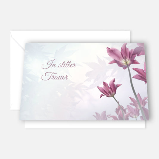 Trauerkarte mit lila Blumenmotiv und Schriftzug "In stiller Trauer", hochwertiges nachhaltiges Design mit Umschlag.