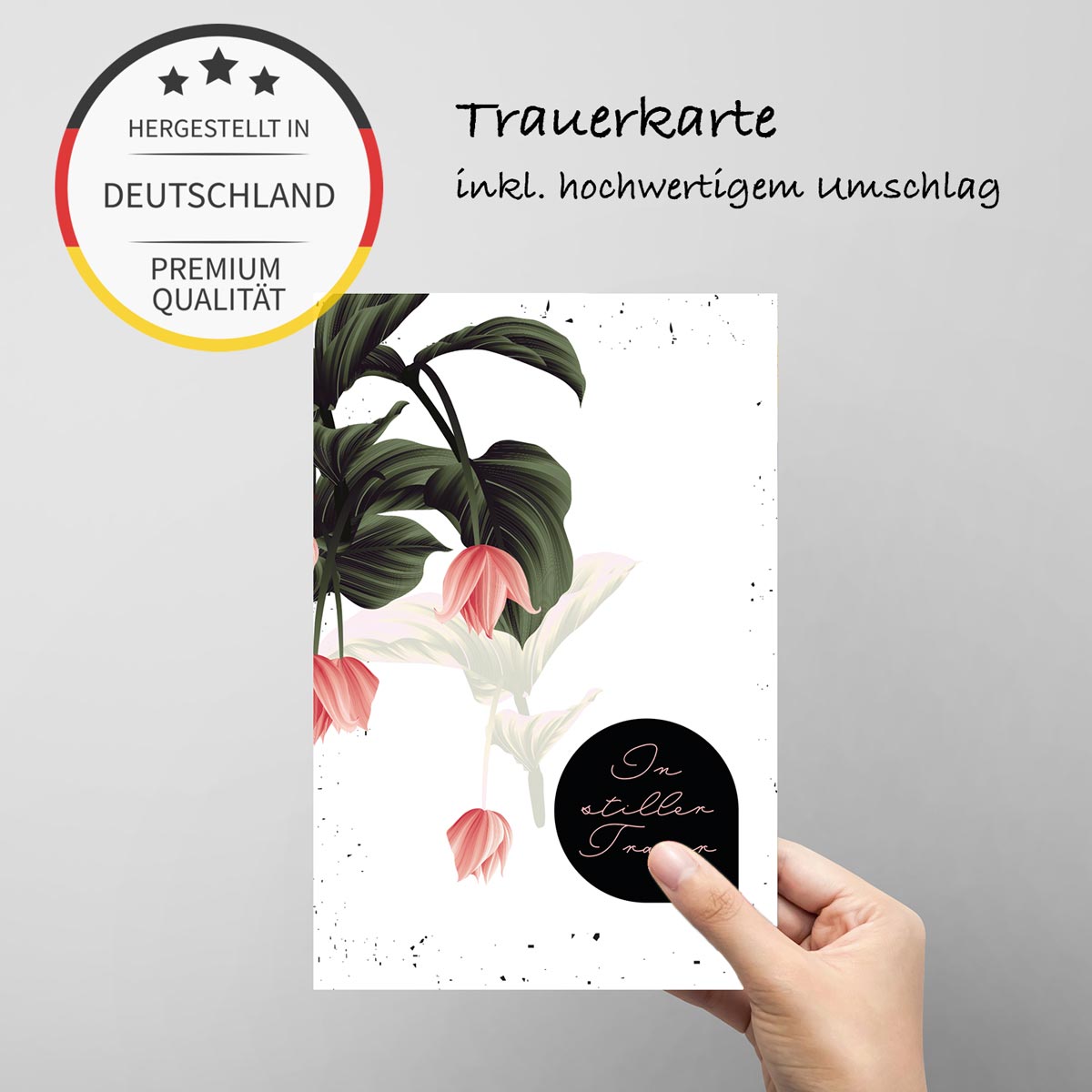 Hochwertige nachhaltige Trauerkarte mit floralem Design und Umschlag, handgehalten.