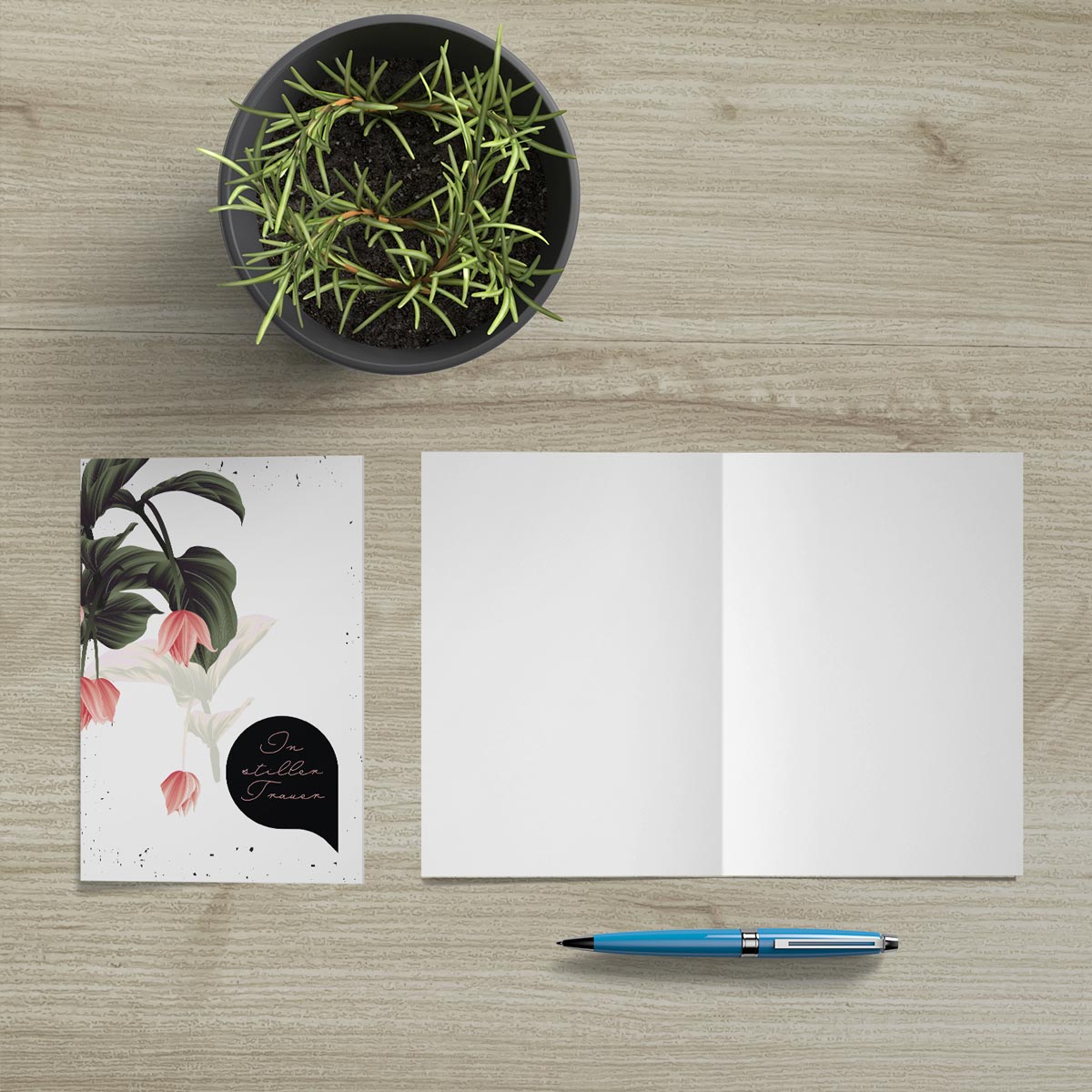 Hochwertige nachhaltige Trauerkarten mit floralem Design und Briefumschlag, geöffnet und geschlossen.