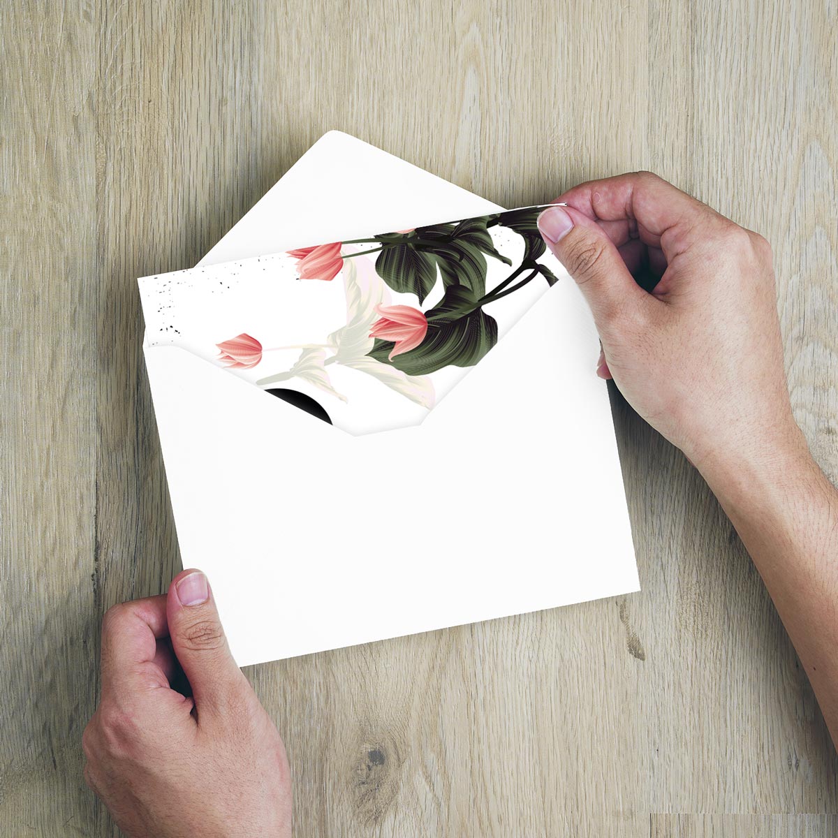 Nachhaltige hochwertige Trauerkarte mit floralem Design in weißem Umschlag auf Holzfläche.