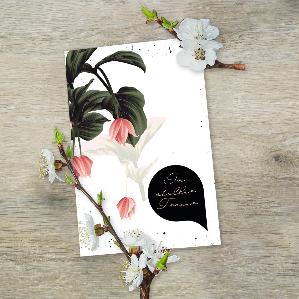Hochwertige nachhaltige Trauerkarte mit floralem Design und Schriftzug "In stiller Trauer".