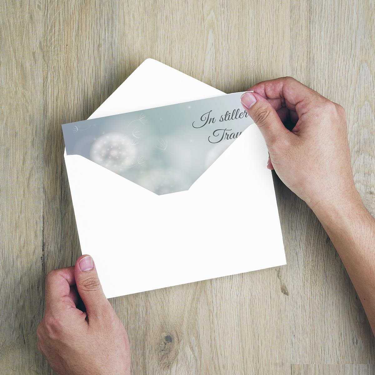 Weißer Briefumschlag mit hochwertiger, nachhaltig gestalteter Trauerkarte und dezentem Spruchdesign.