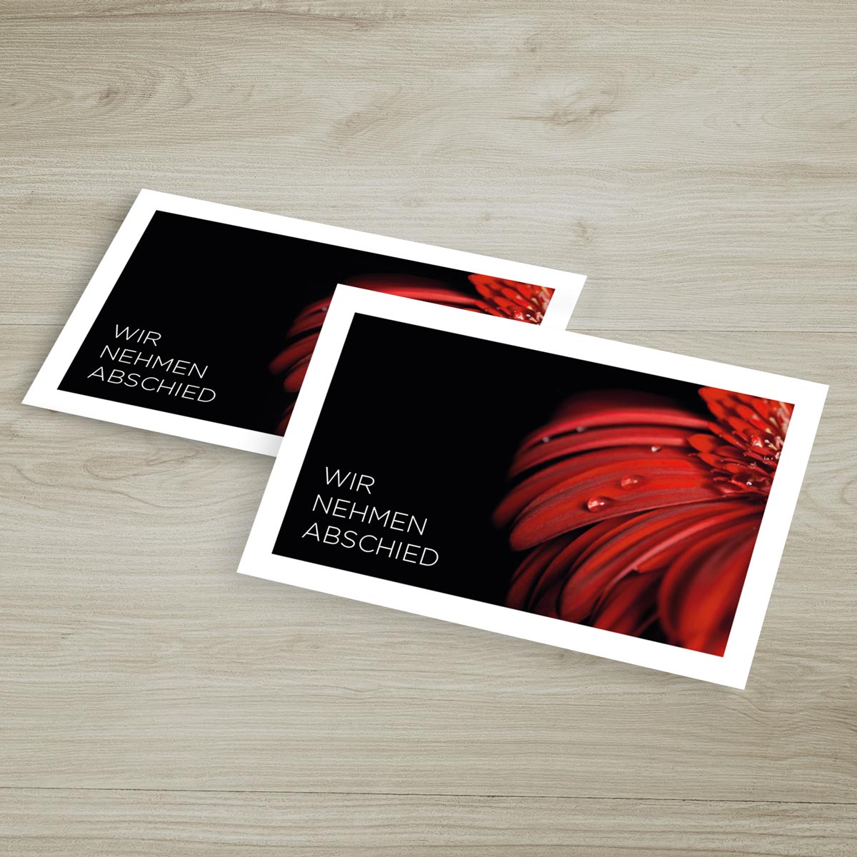 Hochwertige nachhaltige Trauerkarten mit modernem schwarzen Design und roter Blüte, Klappkarten.