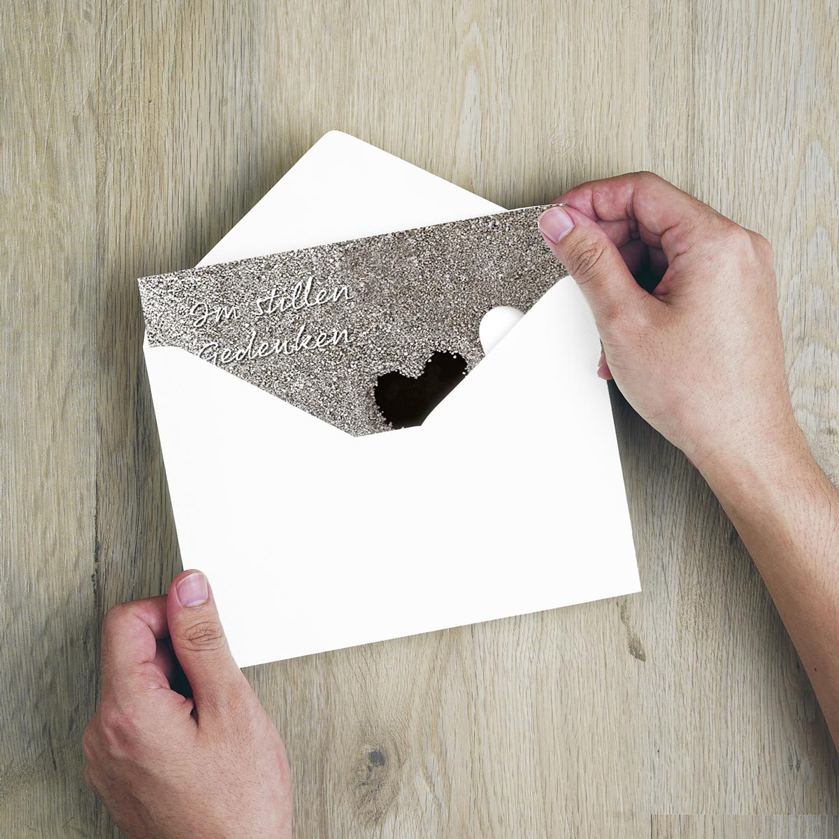 Hochwertige weiße Trauerkarten mit nachhaltigem Umschlag und feinem Design auf Holztisch.