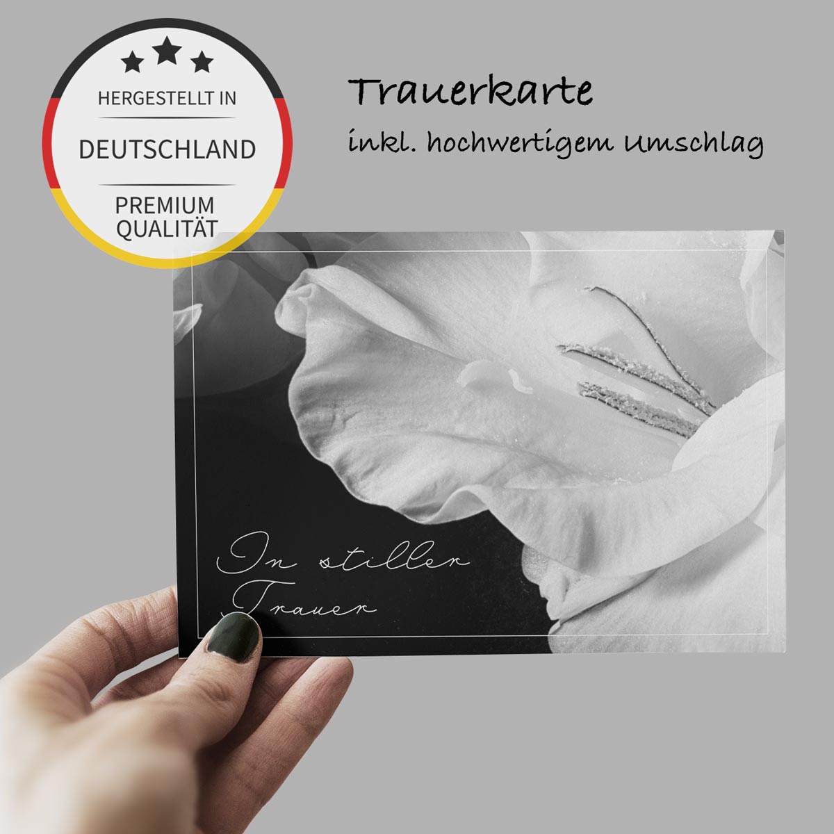 Hochwertige nachhaltige Trauerkarte mit weißer Blütenillustration und stilvollem Design, inklusive Umschlag.