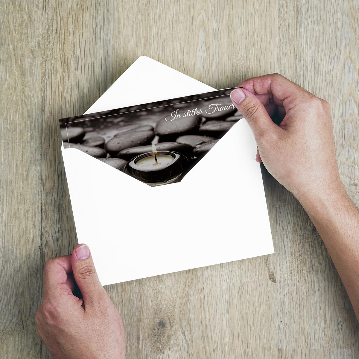 Hochwertige nachhaltige Trauerkarten mit klarem Design und Briefumschlag, handgehalten.