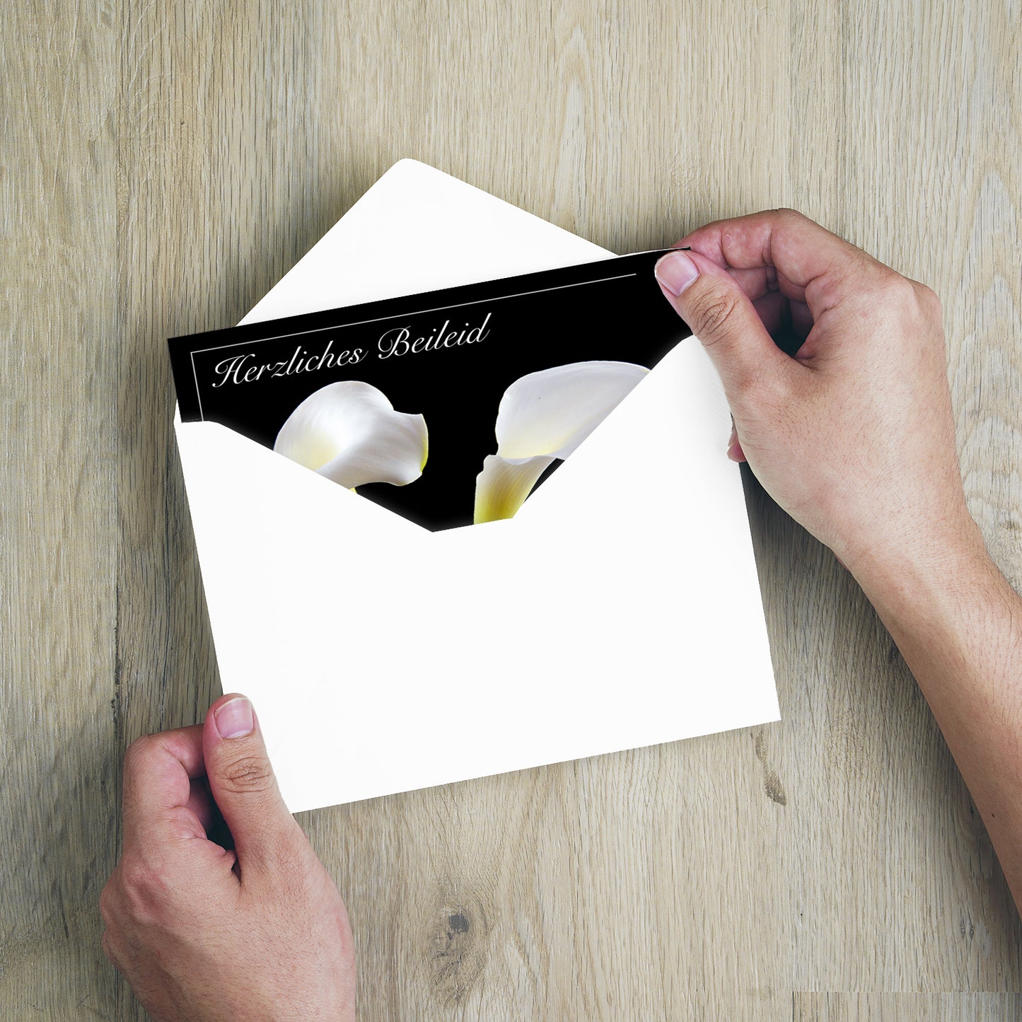 Nachhaltige hochwertige Trauerkarte mit weißer Calla-Blüte und elegantem Design im weißen Umschlag.