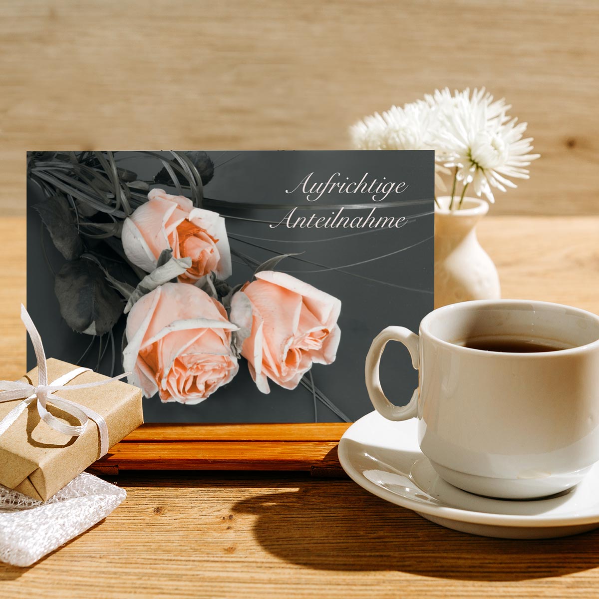 Hochwertige Trauerkarte mit nachhaltigem Design, rosa Rosen und Schriftzug auf schwarzem Hintergrund.