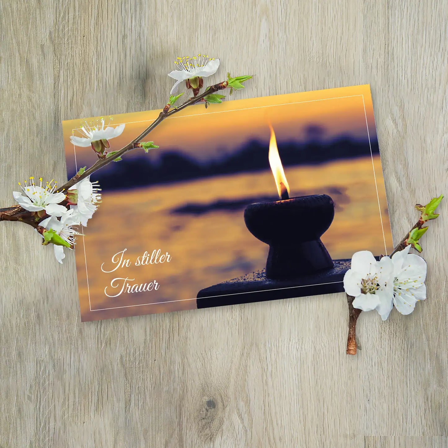 Nachhaltige Trauerkarte mit stilvollem Kerzen-Design, hochwertig verarbeitet, Klappkarte.