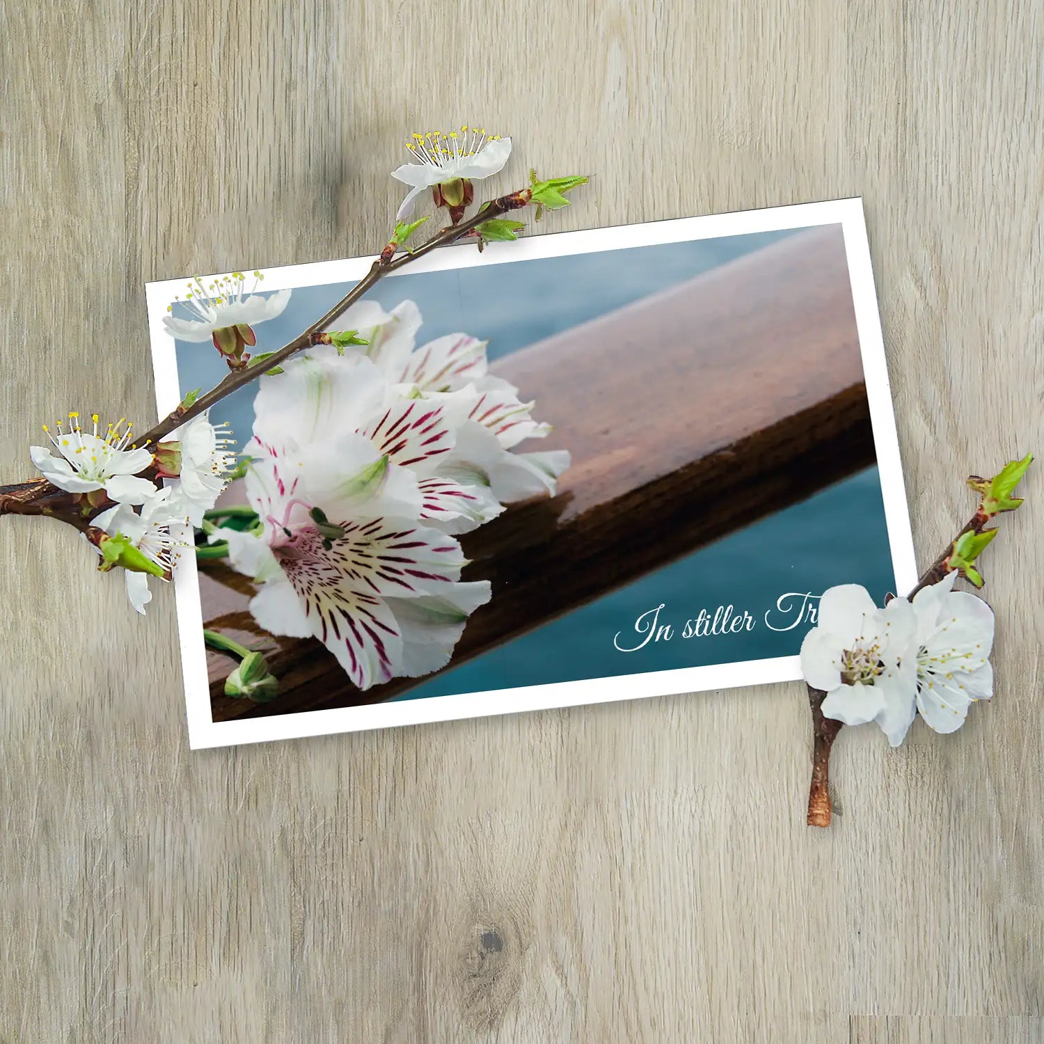 Hochwertige nachhaltige Trauerkarte mit Blumenmotiv und eleganter Schrift, edles Design.